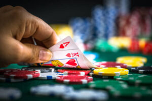 Poker Kartları ve Para Tutan Kumar Eli Madeni Paralar Çipler